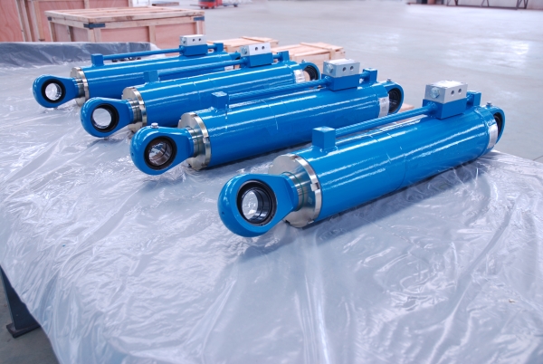 Tree transplanting machine hydraulic cylinder